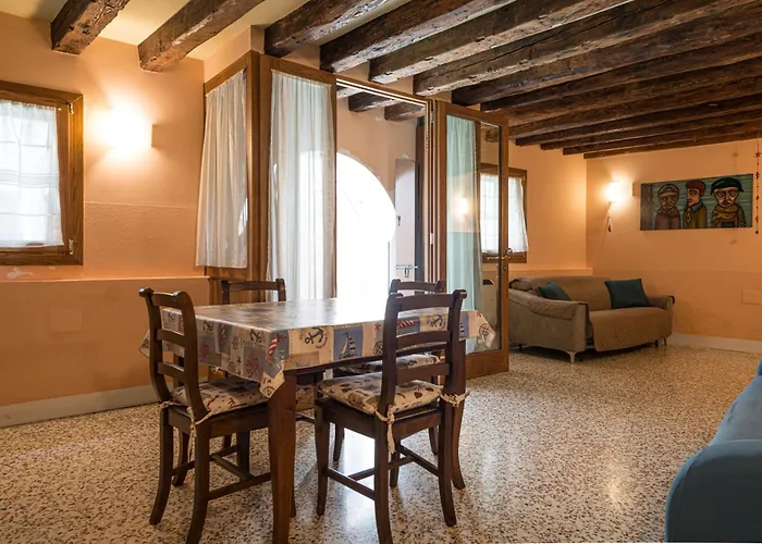 Lovely Flat With Canal View Near Rialto Bridge