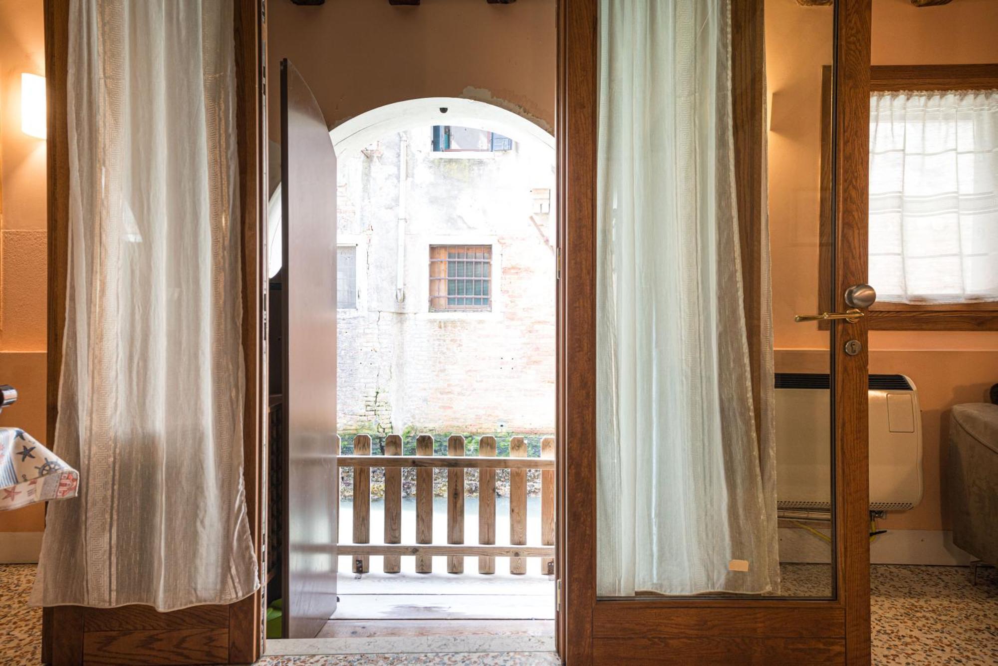 Appartement Lovely Flat With Canal View Near Rialto Bridge Venetië